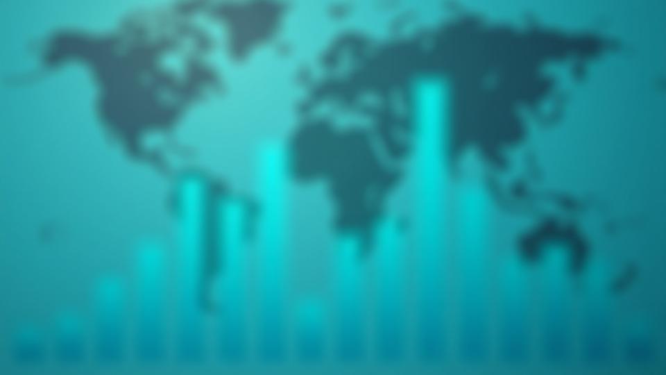 Diagramok és grafikonok kávéárak alakulásáról, globális térképpel a háttérben